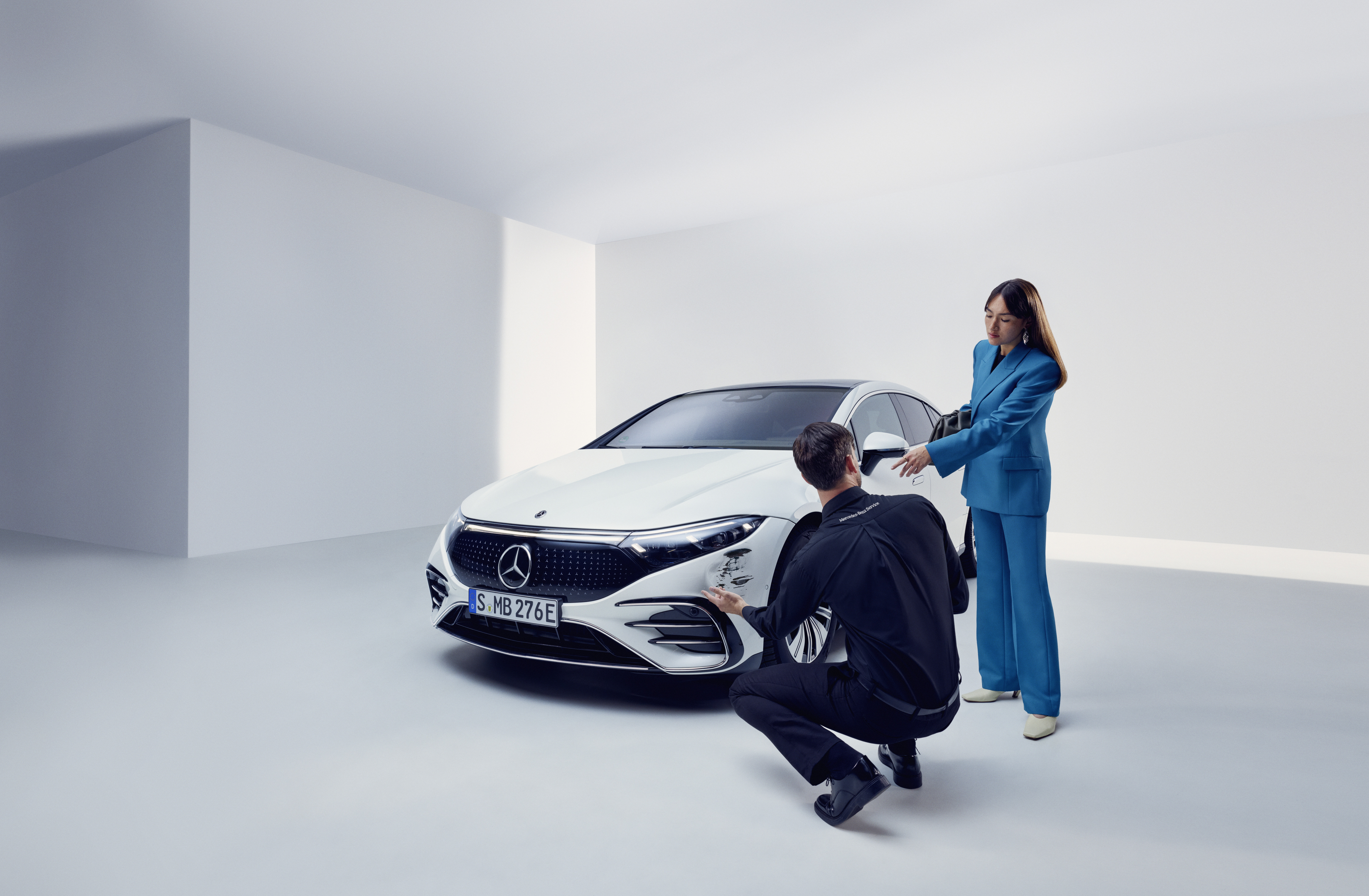 Damage report | Mercedes-Benz A technician inspecting a Mercedes-Benz vehicle of a customer.