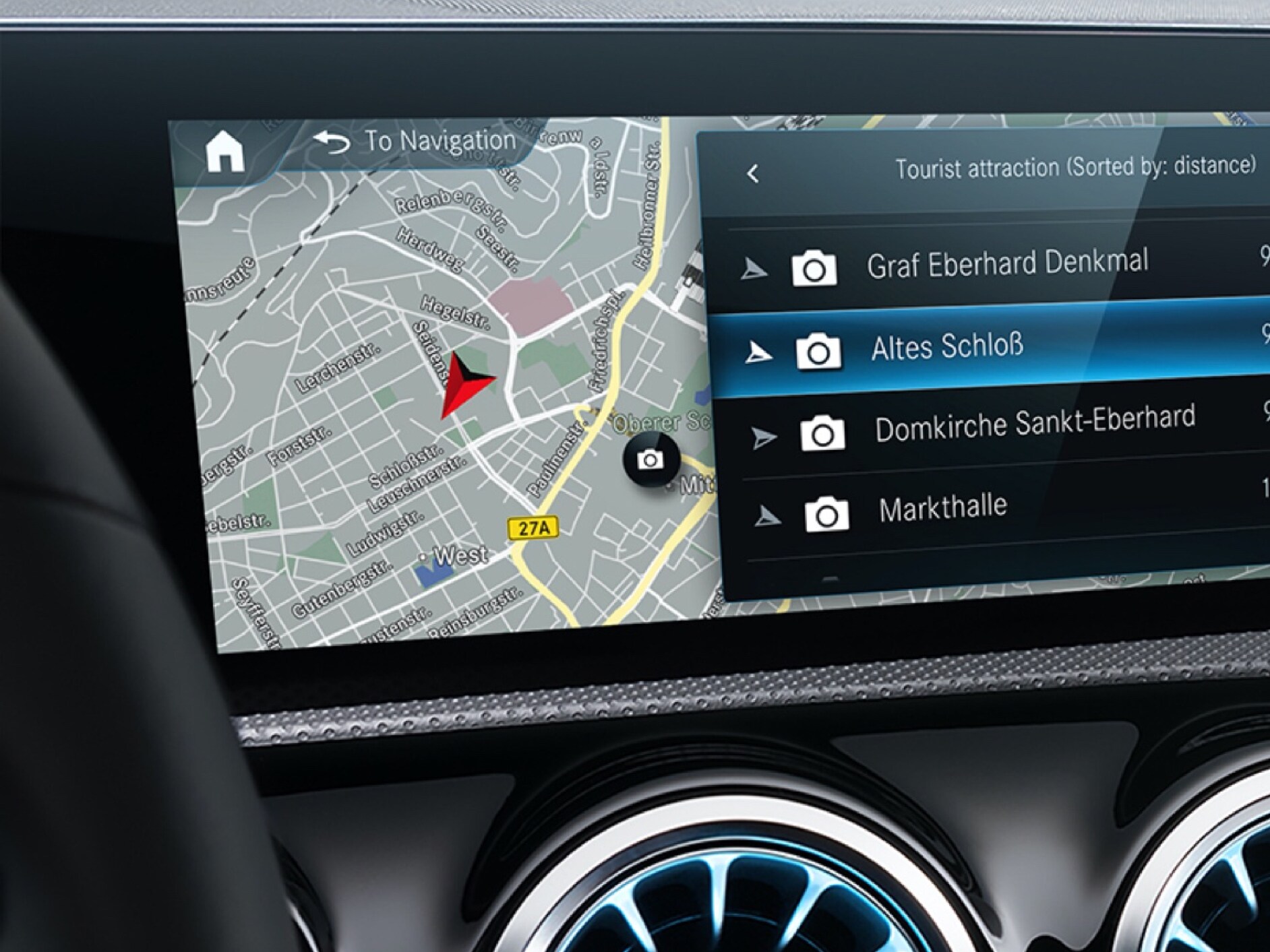 Nhờ các tính năng bổ sung kỹ thuật số cho “Định vị và dẫn đường”, tuyến đường tốt nhất cho người lái được hiển thị trên màn hiển thị của hệ thống đa phương tiện MBUX.