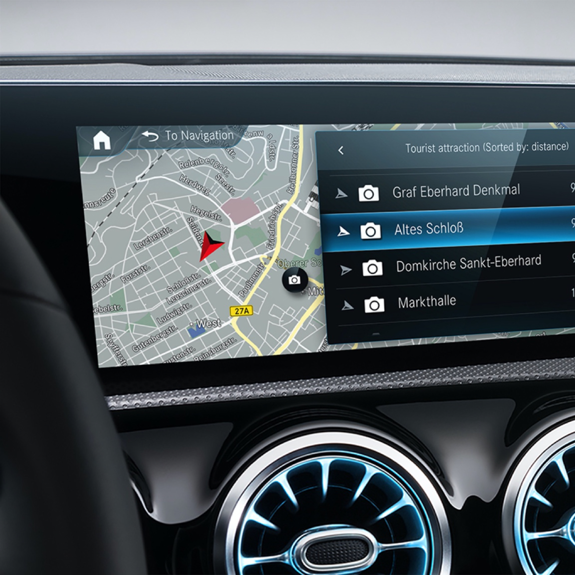 Tìm kiếm địa phương | Gói trang bị Excellence | Mercedes-Benz Nhờ các tính năng bổ sung kỹ thuật số cho “Định vị và dẫn đường”, tuyến đường tốt nhất cho người lái được hiển thị trên màn hiển thị của hệ thống đa phương tiện MBUX.