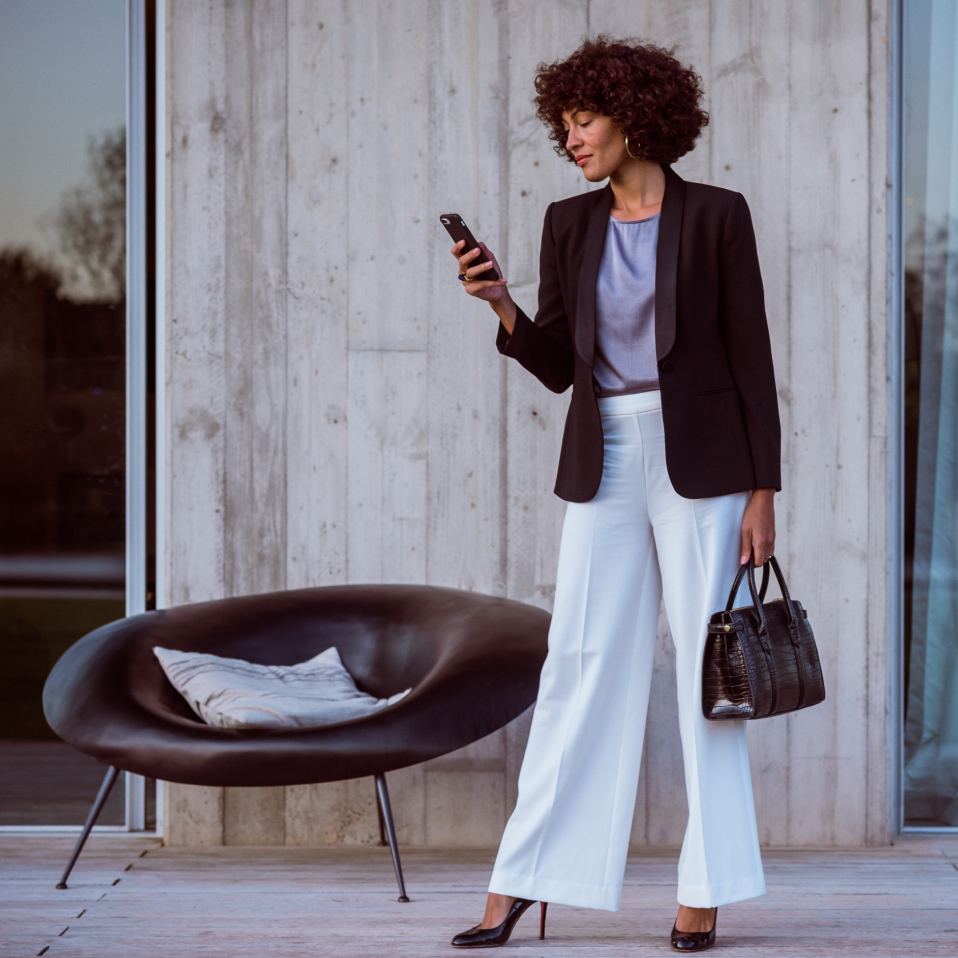 Mercedes-Benz App | Mercedes me ID | Mercedes-Benz A woman connects to her Mercedes-Benz via smartphone, the Mercedes App and her Mercedes me ID.