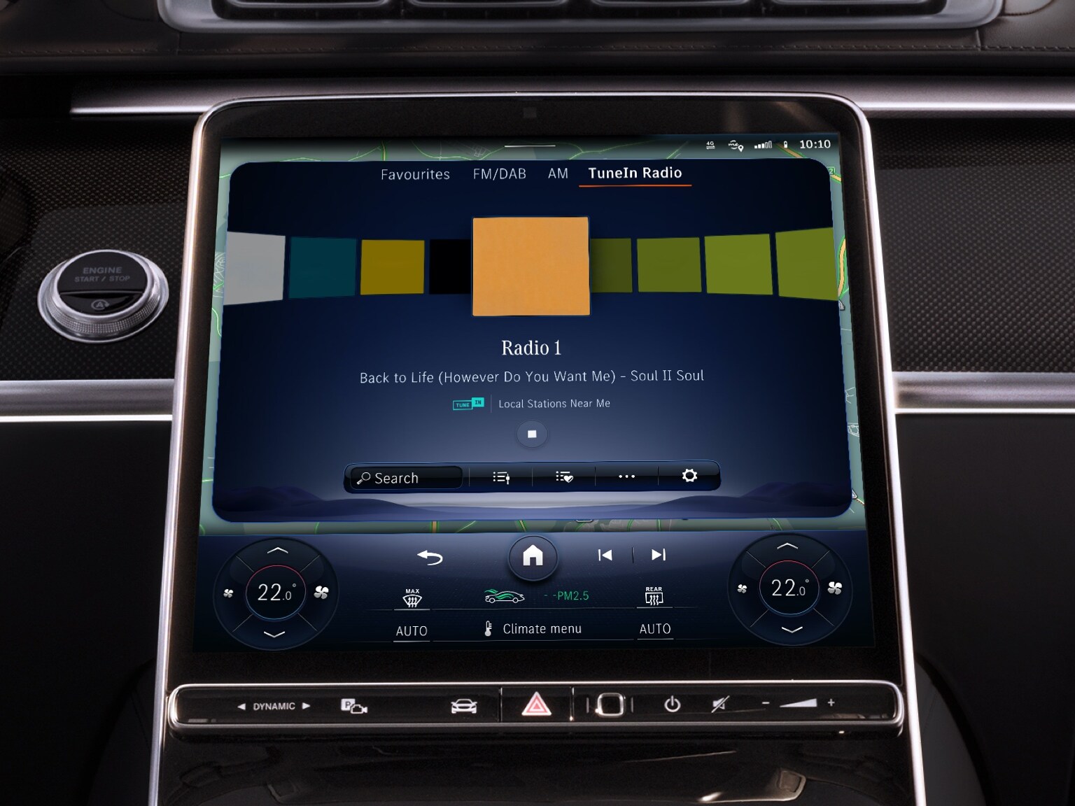 The MBUX multimedia system in a Mercedes-Benz displays augmented information such as artist, title and album cover thanks to the Entertainment Package.