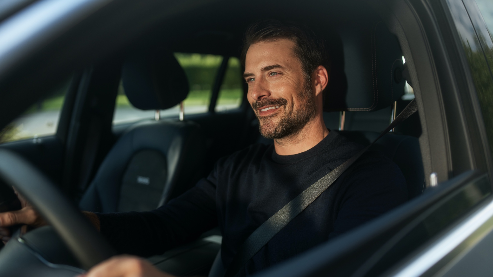 Dịch vụ vô tuyến | Giải trí | Mercedes-Benz Một người đàn ông tận hưởng internet radio không bị gián đoạn trong chiếc Mercedes-Benz của mình nhờ gói trang bị giải trí.