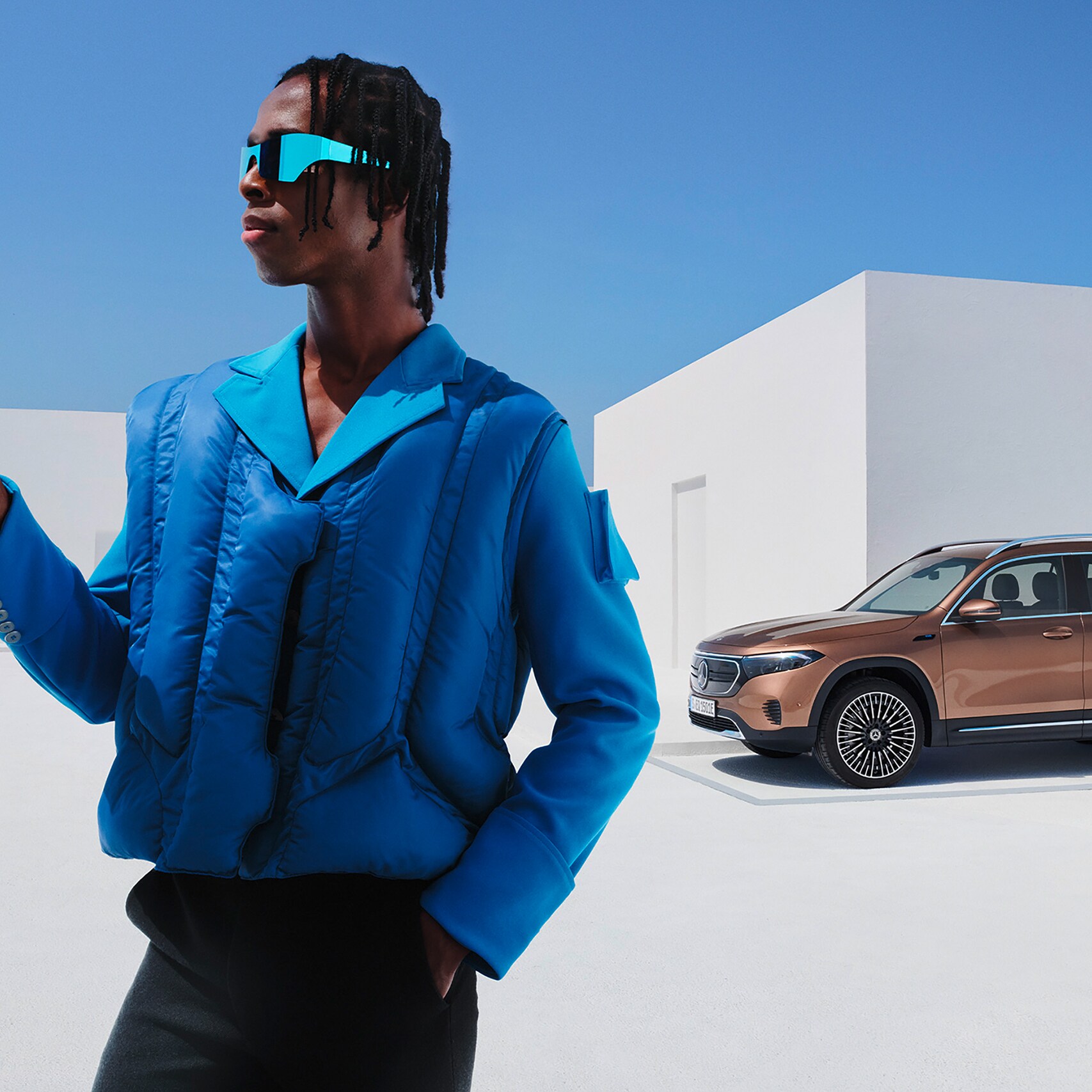 Một người đàn ông đang kiểm tra trạng thái xe của mình trên smartphone trong một ứng dụng Mercedes.