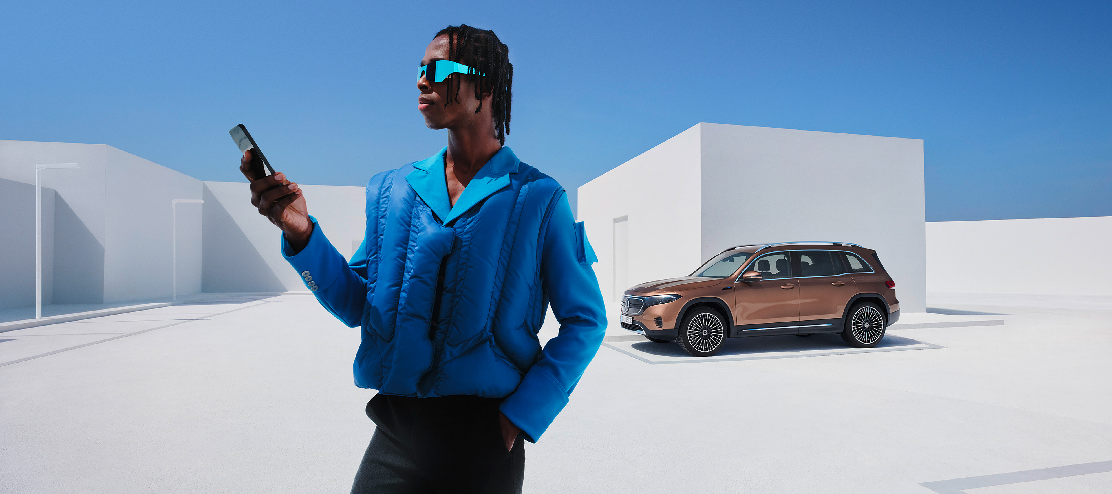 Service App | Mercedes-Benz Man checking the status of his vehicle on his smartphone in a Mercedes app.