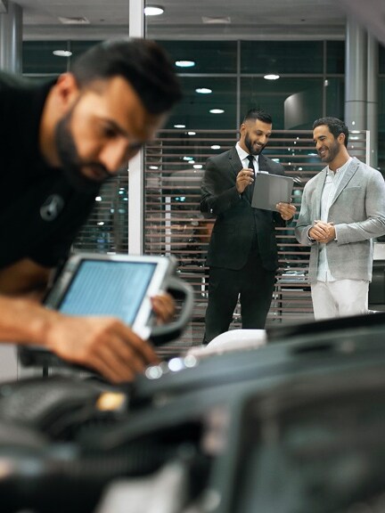 Một kỹ thuật viên của Mercedes-Benz kiểm tra ắc quy cấp điện cho hệ thống điện chính hãng trên xe.