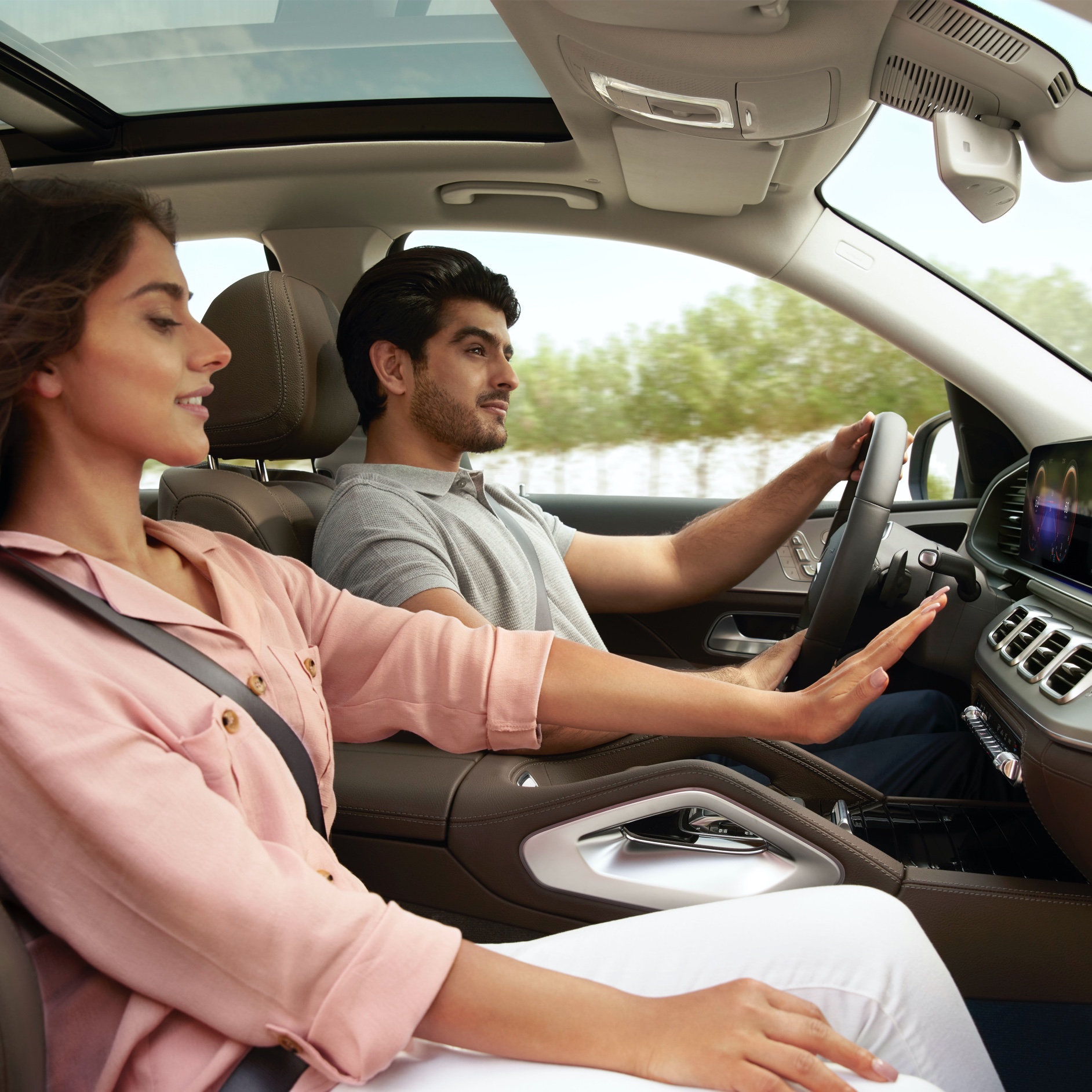 Lọc không khí chính hãng Mercedes-Benz Một người phụ nữ giơ tay trước cửa thông gió điều hòa không khí trong chiếc Mercedes-Benz của cô ấy.