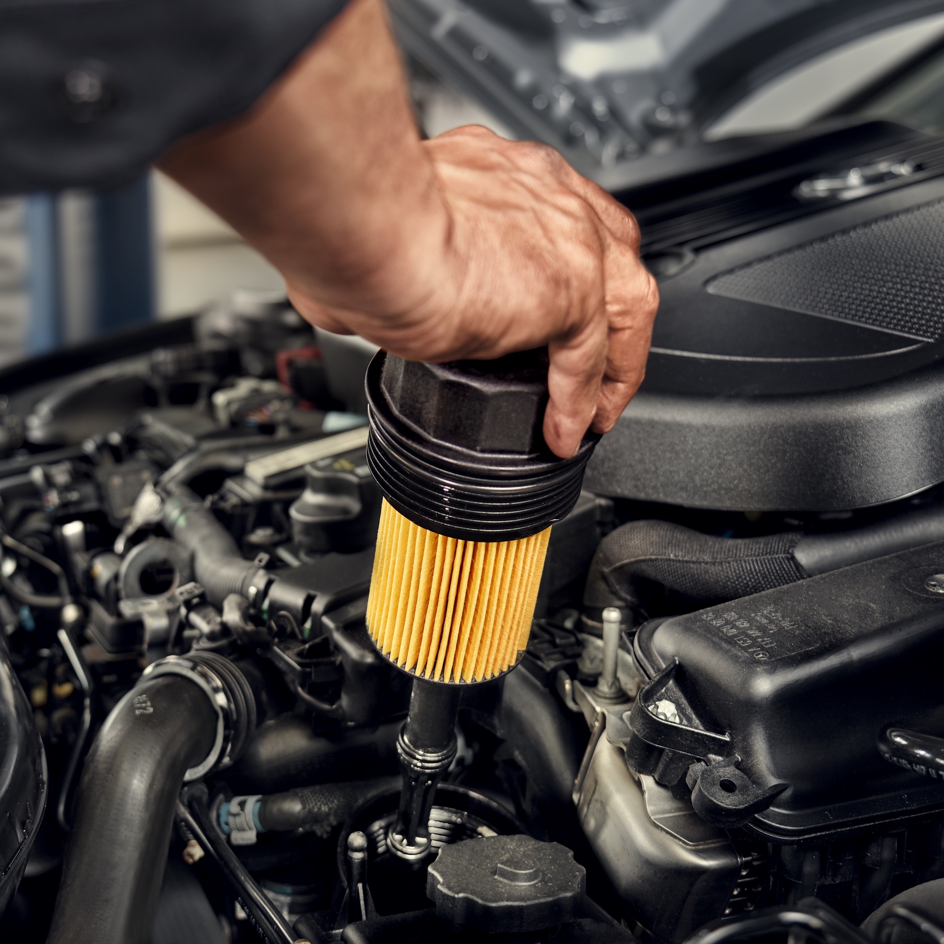 Bộ lọc dầu | Mercedes-Benz Một kỹ thuật viên đang lắp đặt bộ lọc dầu cho xe Mercedes-Benz.