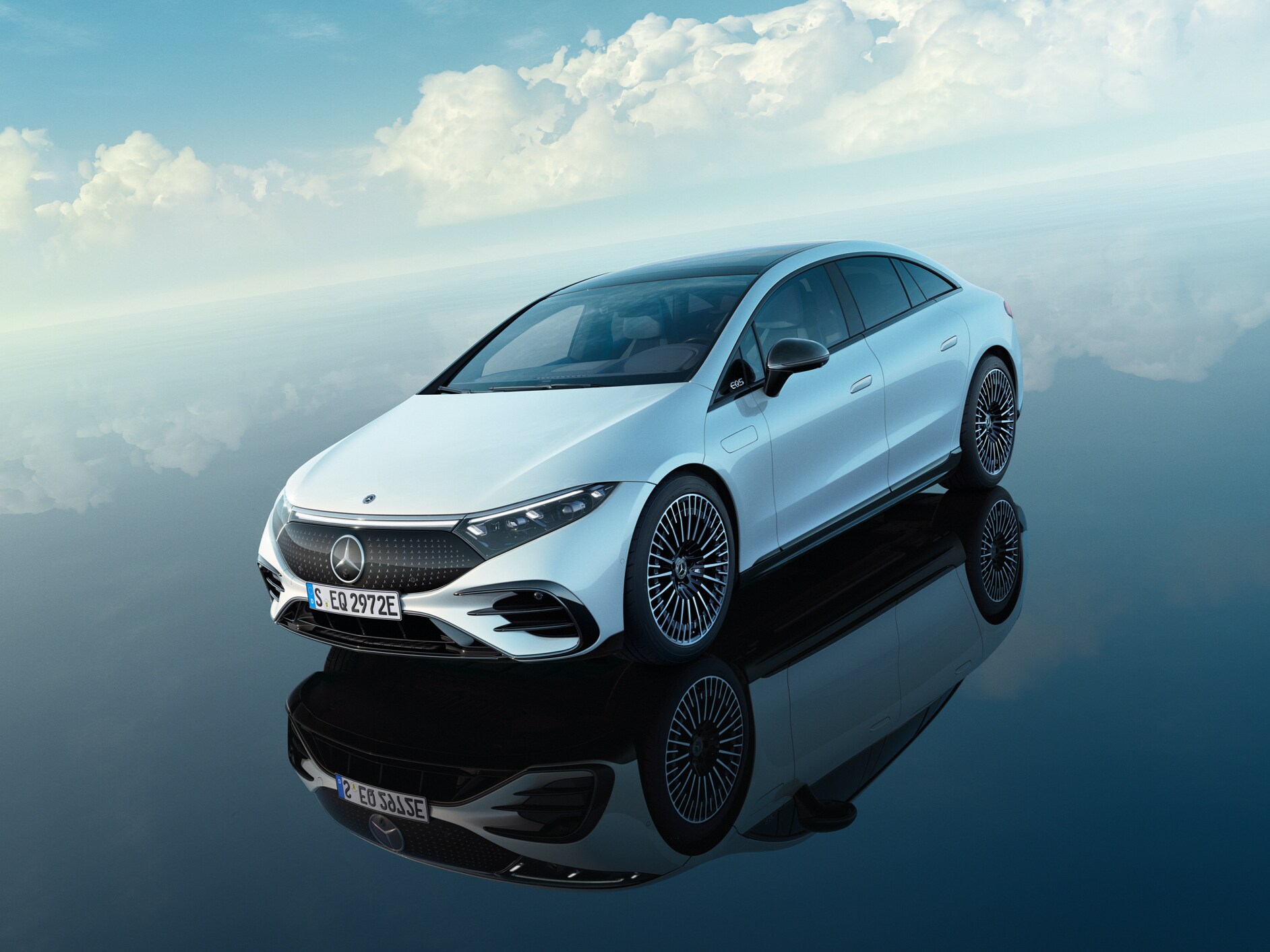 Một chiếc Mercedes EQ màu trắng nổi bật dưới bầu trời xanh tươi.