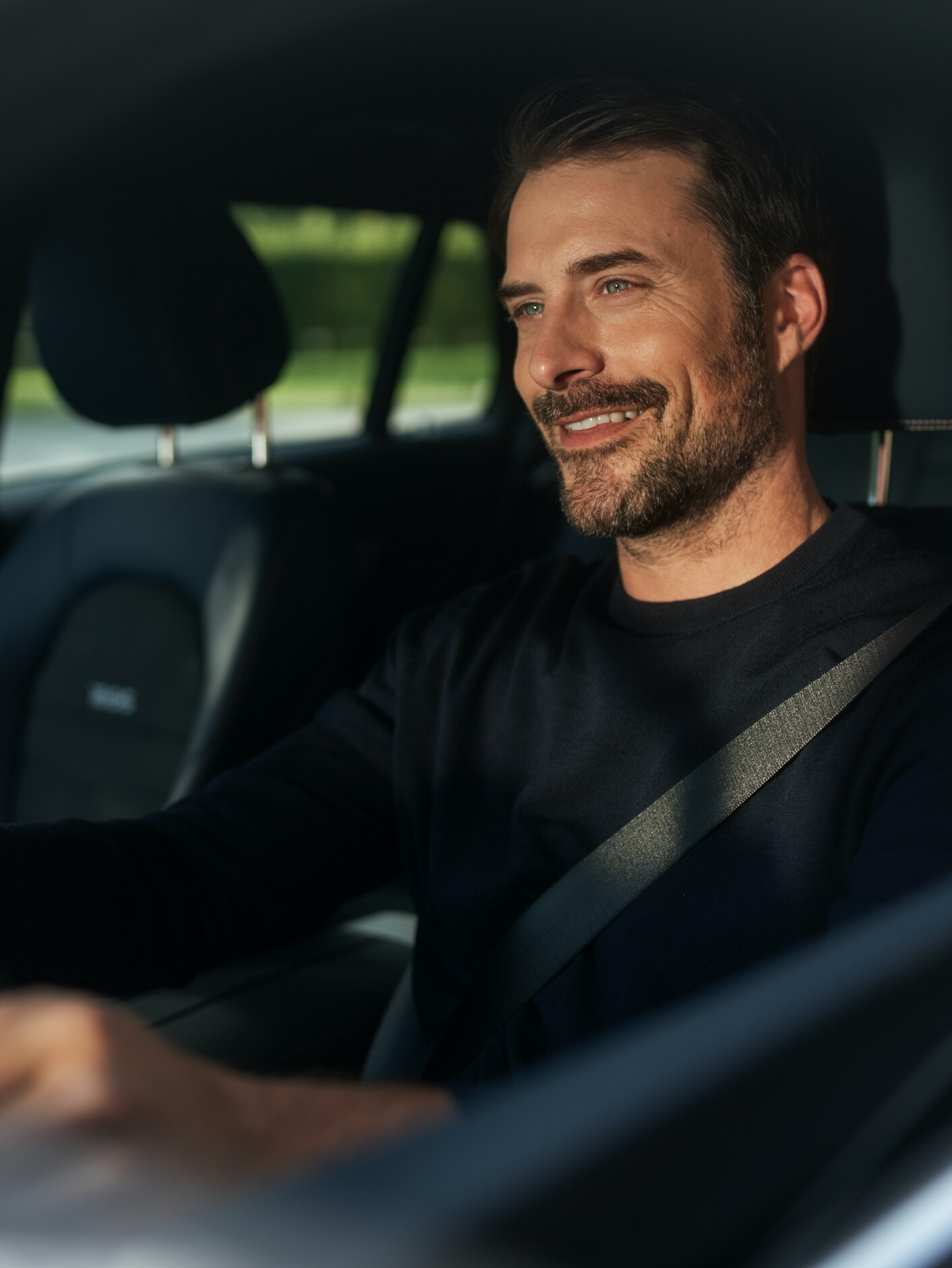 Một người đàn ông ngồi trong một chiếc xe được lắp Mobilo.