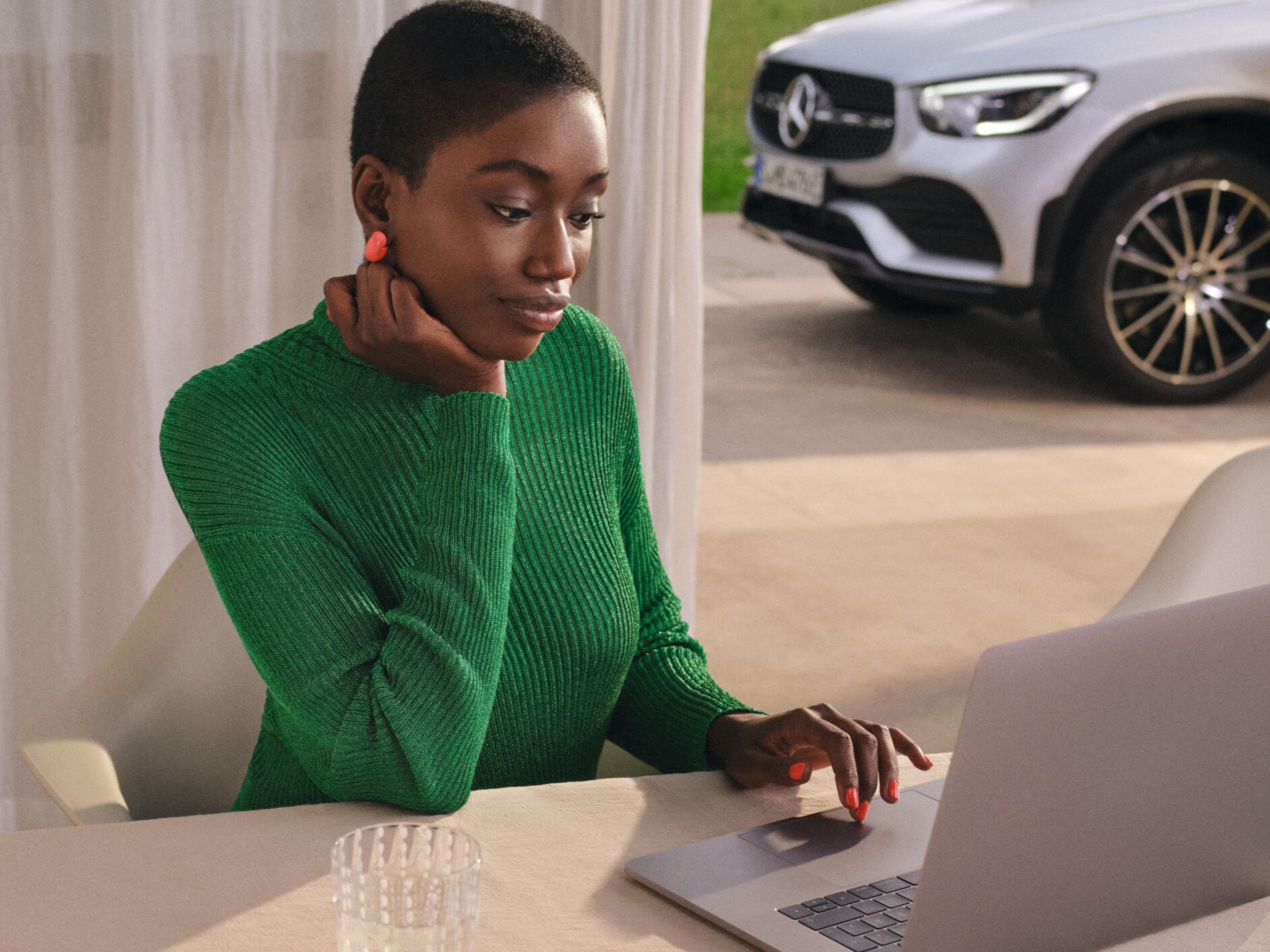 Một người phụ nữ xem báo cáo dịch vụ kỹ thuật số trên máy tính xách tay của mình.