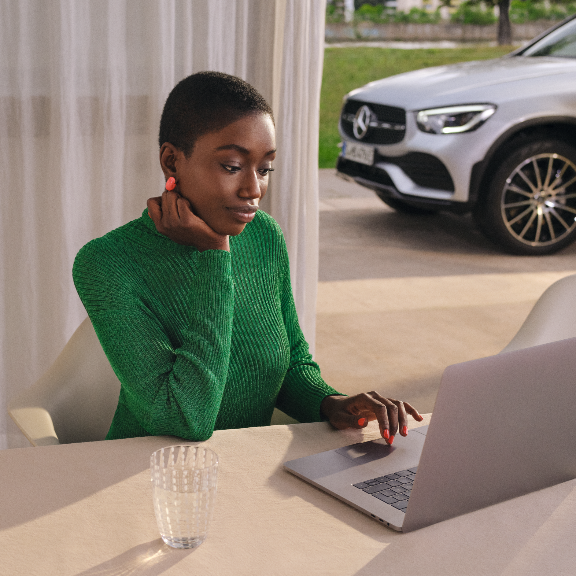 Báo cáo bảo dưỡng kỹ thuật số Một người phụ nữ xem báo cáo dịch vụ kỹ thuật số trên máy tính xách tay của mình.