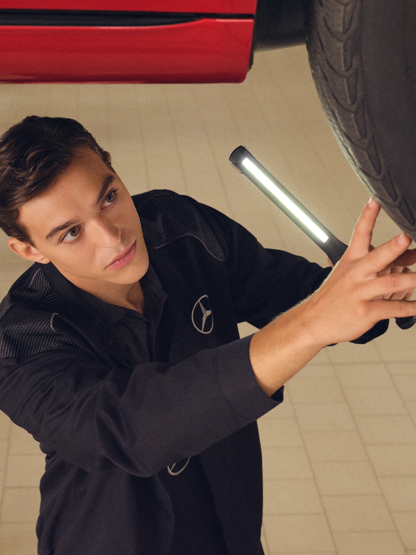 A Mercedes-Benz technician checks a vehicle on the test bench.