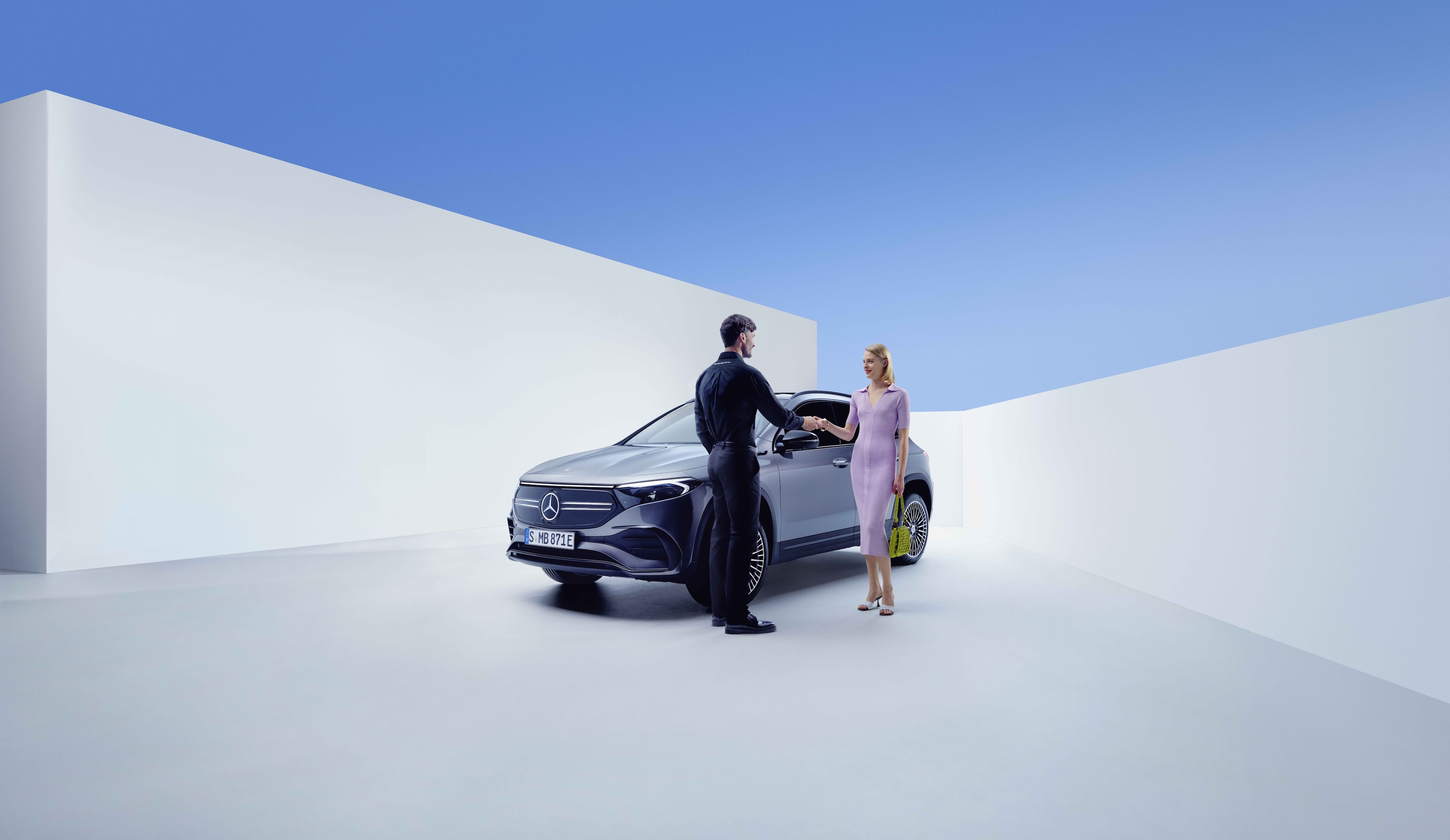 Dịch vụ và sửa chữa | Mercedes-Benz Nhân viên Mercedes-Benz và một người phụ nữ bắt tay nhau trước chiếc xe Mercedes-Benz
