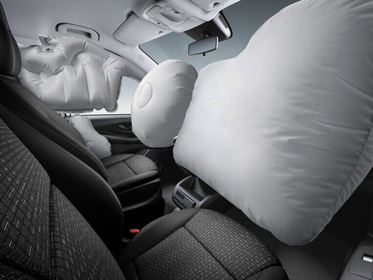 In the event of a collision, the airbag integrated in the steering wheel can protect the driver's head and upper body.