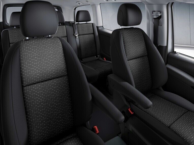 The swivelling comfort suspension seat offers more than pleasant seating comfort during travelling.
