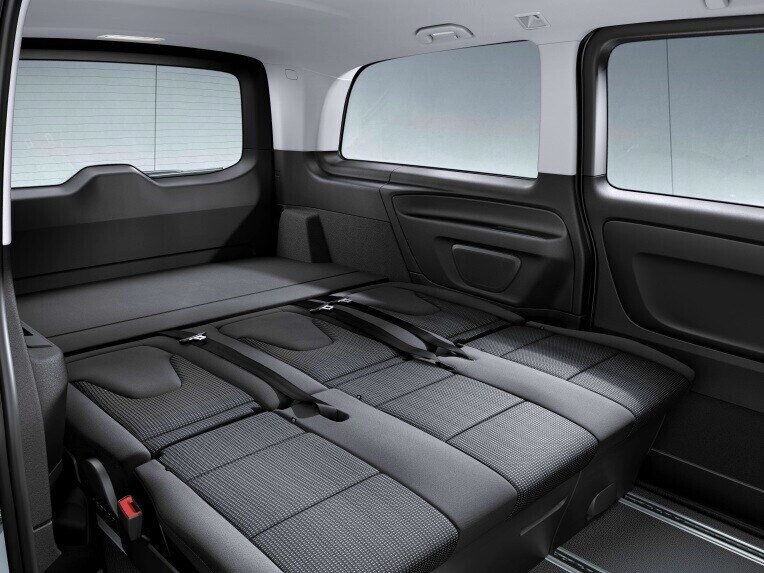 The 3-seater bench seat as comfort bunk is large enough for pleasant breaks in the vehicle.