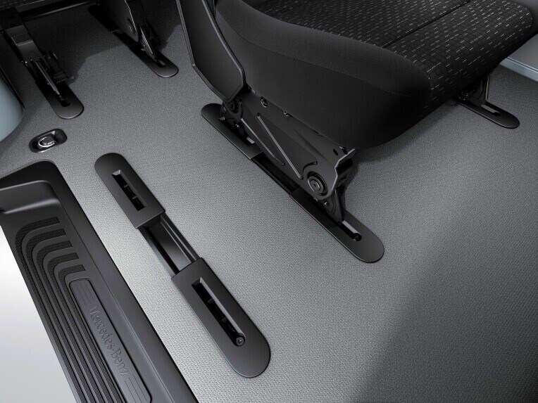 Thanks to the guide rail system with quick-release attachment system, the seats and bench seats can be positioned more flexibly.