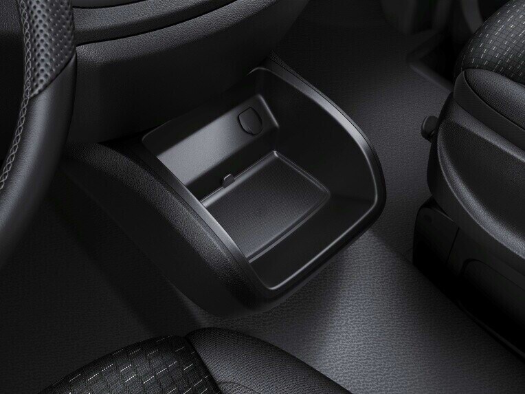 The open stowage compartment in the centre console allows items to be placed within easy reach of the driver and front passenger.