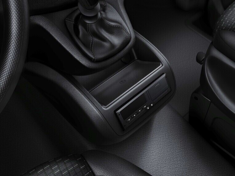 The centre console has a 1 DIN slot for the retrofit installation of items such as a tachograph, a CD rack or any other 1 DIN device.