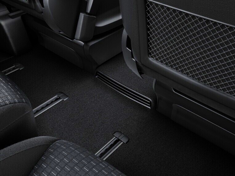 The TEMPMATIC semi-automatic air conditioning system in the rear pampers your passengers with pleasant climate comfort.