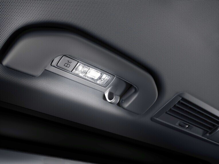 With expanded scope of illumination, the interior and ambient lighting improves comfort and safety in the vehicle and its direct surroundings.