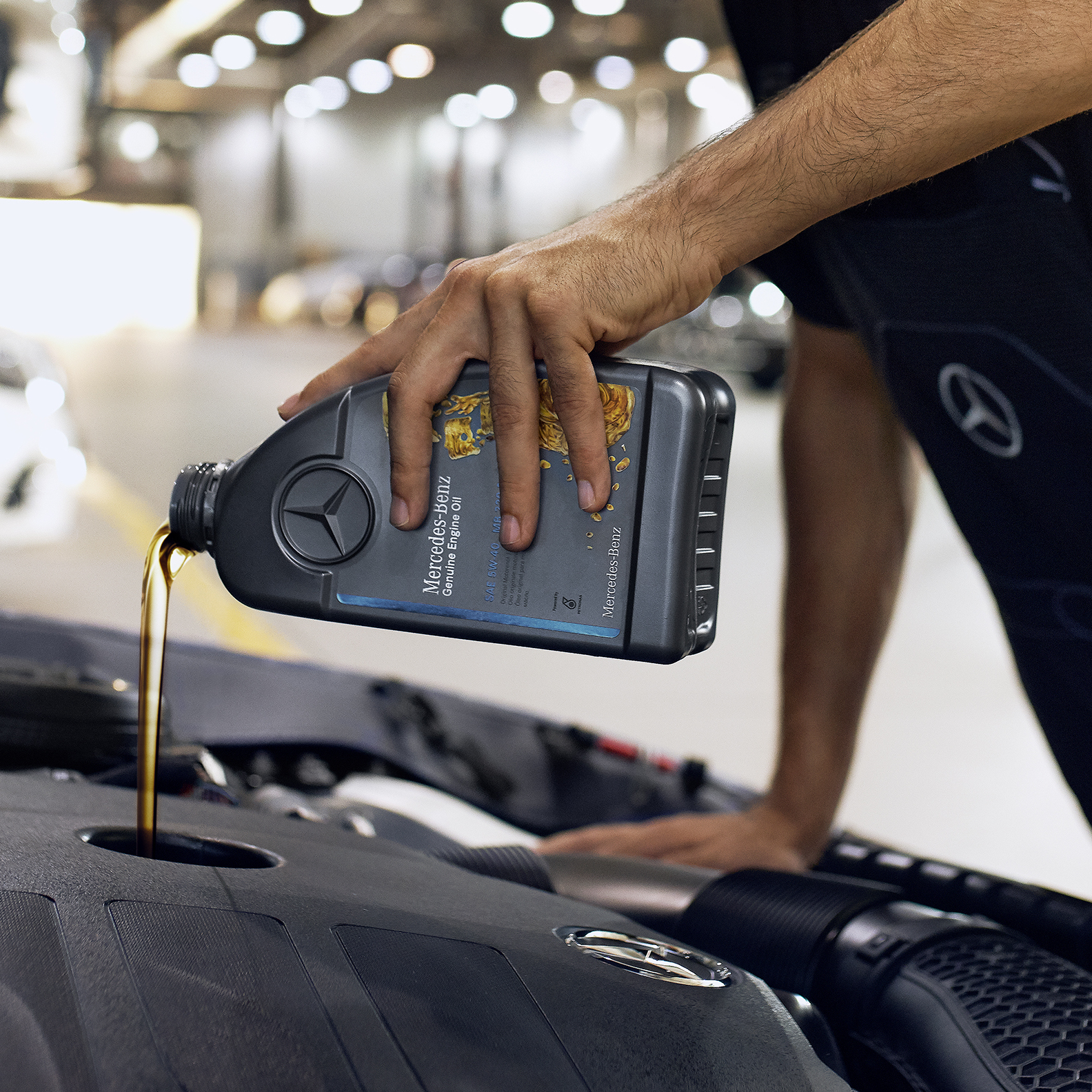 Làm sạch động cơ xe. Làm sạch động cơ xe.