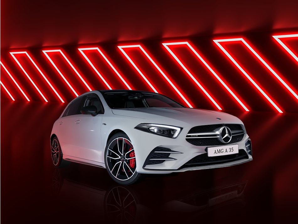 Xe Mercedes-AMG A 35 4MATIC trong không gian đường đua màu đỏ