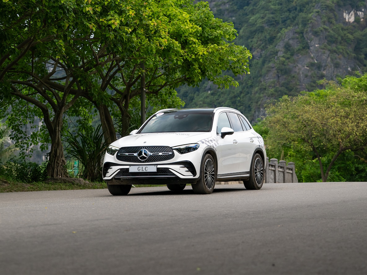 Xe Mercedes-Benz GLC nhìn chếch từ phía trước.