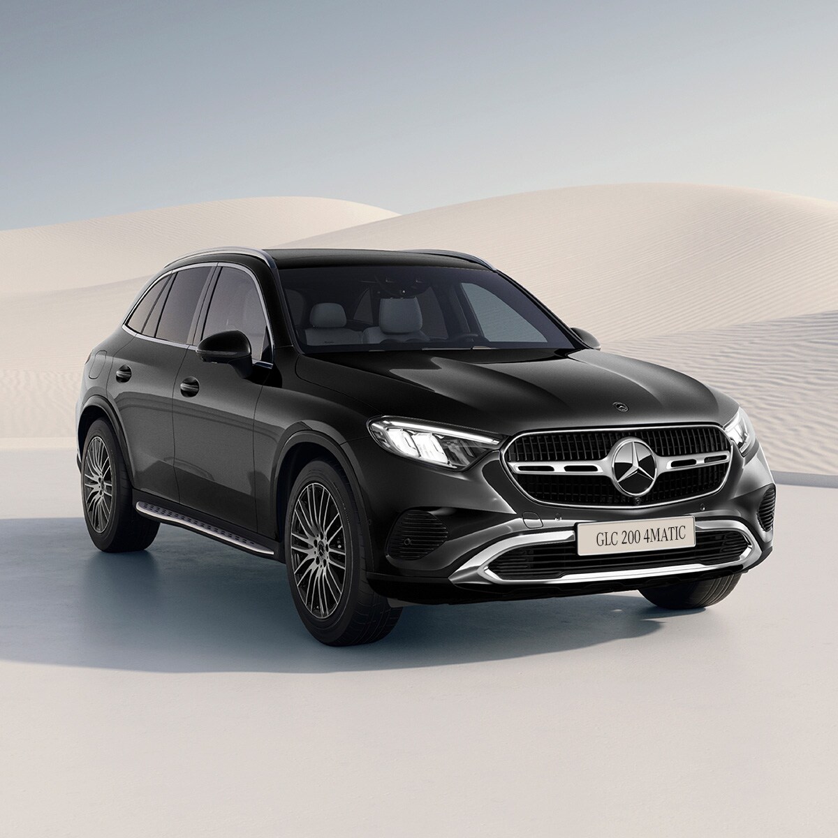 Mercedes-Benz GLC 200 4MATIC màu đen trên cảnh nền sa mạc