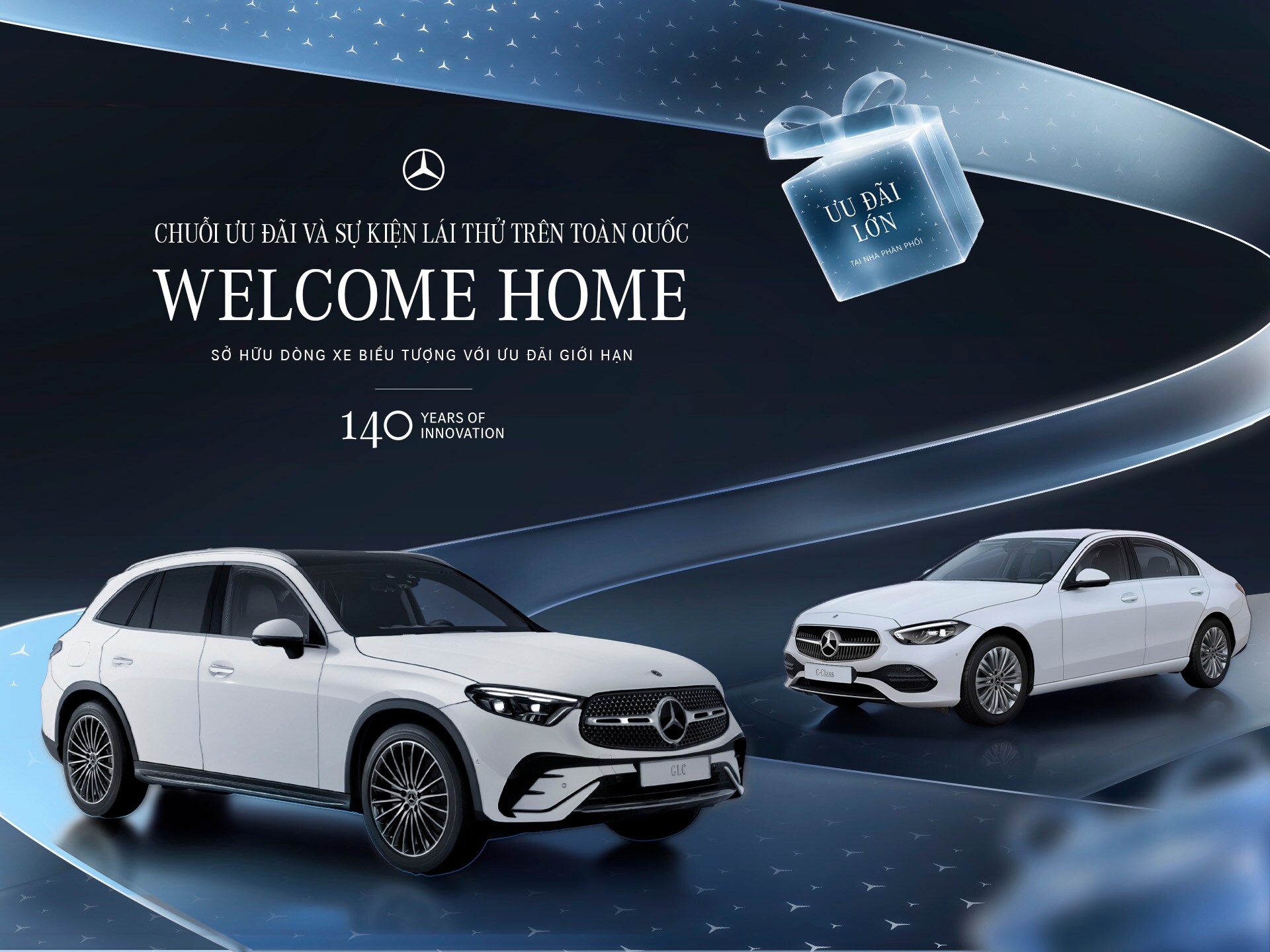 C-Class và GLC chạy trên đường dải lụa với vài hộp quà nhỏ xung quanh 
