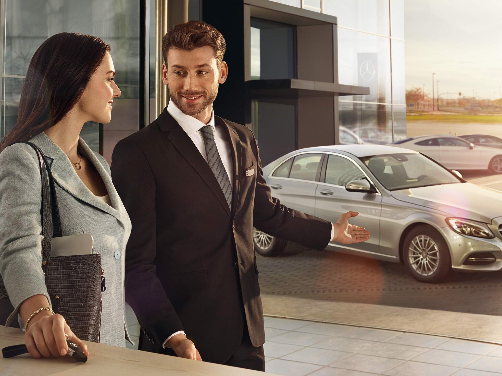 Hình ảnh tư vấn viên trao đổi với khách hàng về xe Mercedes-Benz