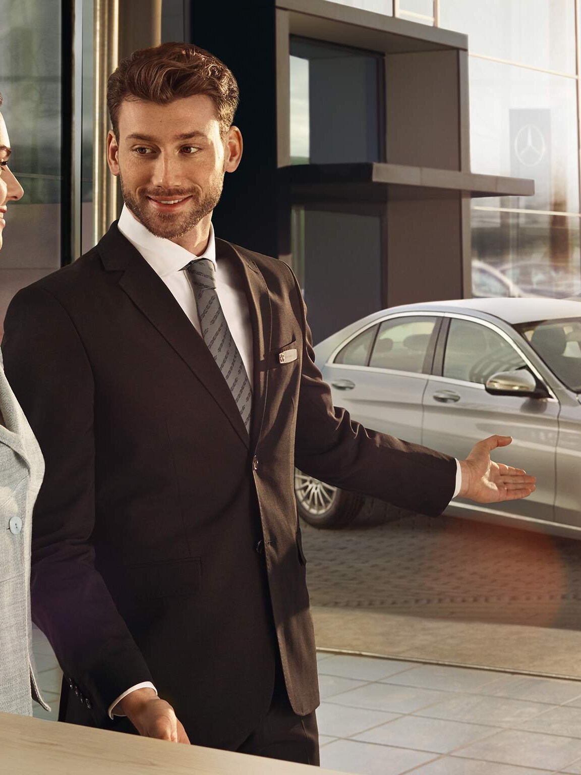 A Mercedes-Benz consultant discussing vehicle details with a customer – Exclusive privileges for corporates and key professional groups