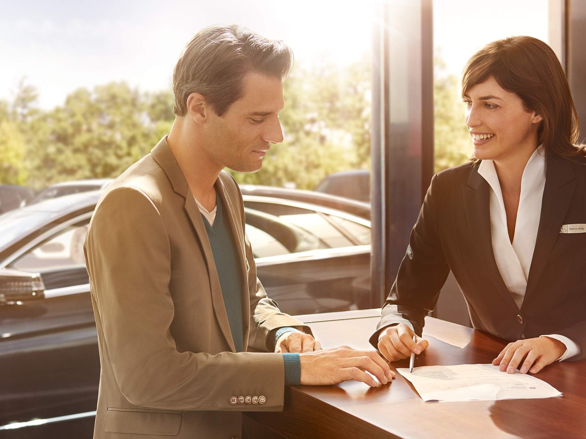 Hình ảnh nhân viên đang hỗ trợ khách hàng tại showoom Mercedes-Benz