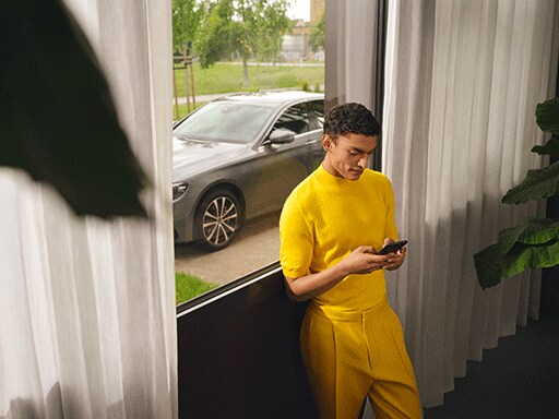 Product experts help with the selection of new cars.