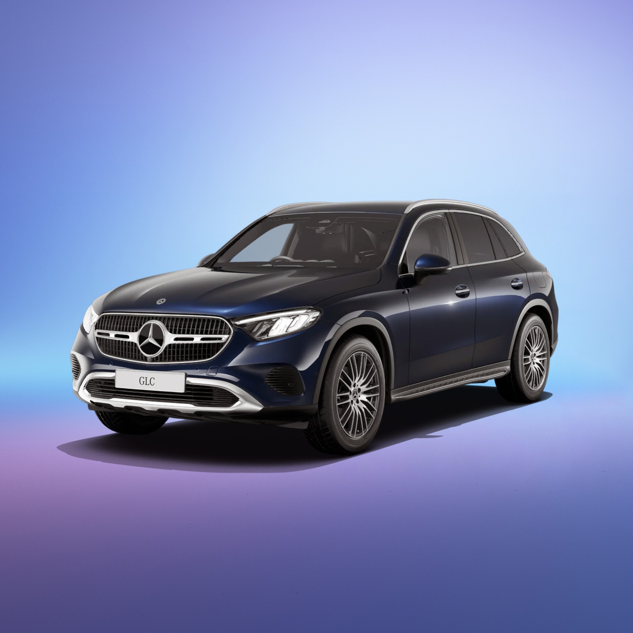 Xe Mercedes-Benz GLC trên nền xanh lam