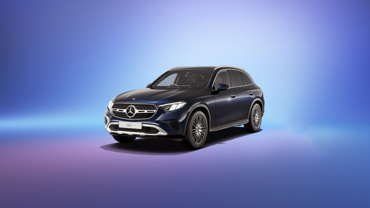 Xe Mercedes-Benz GLC nhìn chếch từ phía trước.