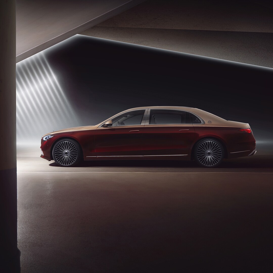 Hood with the central chrome trim strip in the Mercedes-Maybach S-Class