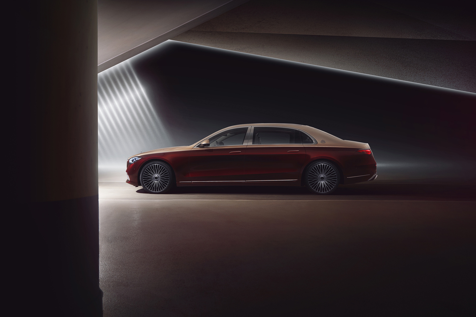 Hood with the central chrome trim strip in the Mercedes-Maybach S-Class