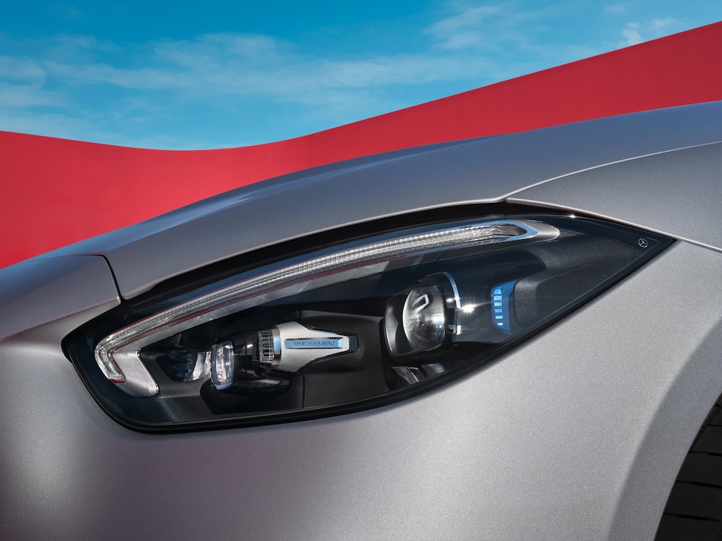 Hình ảnh cận cảnh hệ thống đèn pha DIGITAL LIGHT của xe Mercedes-Benz C-Class.