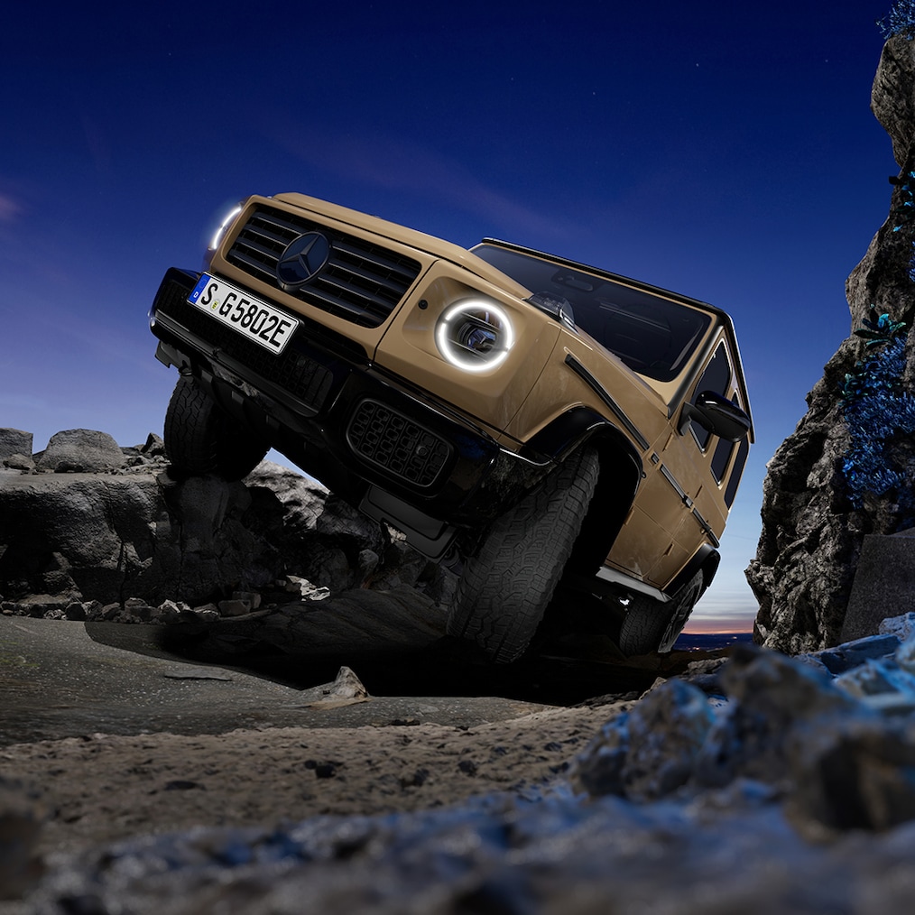 Off-road-specific displays in the instrument display / media display or a Mercedes-Benz G 580 going off-road.