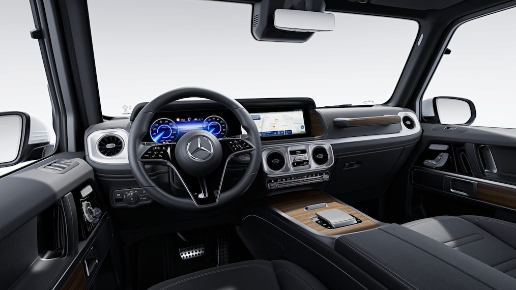 Off-road-specific displays in the instrument display / media display or a Mercedes-Benz G 580 going off-road.