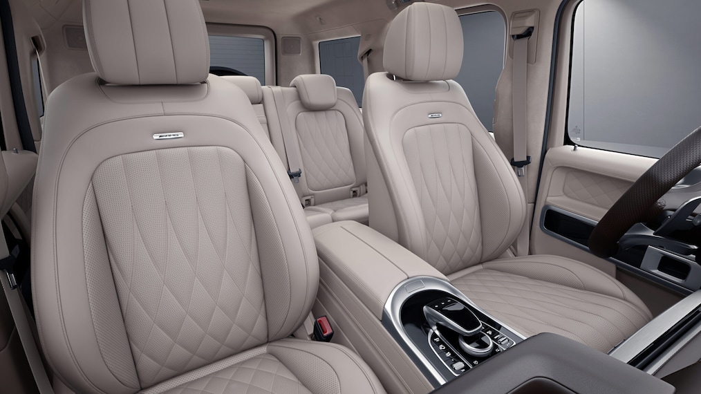 Hình ảnh xe Mercedes-AMG G 63 với gói AMG Offroad PRO nhìn chếch từ phía trước.