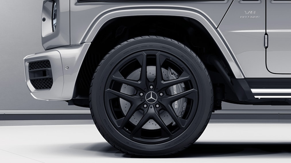 Hình ảnh cận cảnh bánh xe thép rèn AMG có thiết kế chấu chữ thập ở xe Mercedes-AMG G 63 (RG4).
