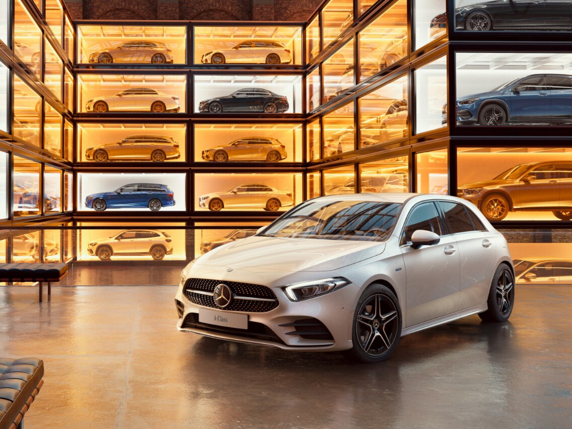 Xe Mercedes-Benz trong không gian cửa hàng trực tuyến giả lập