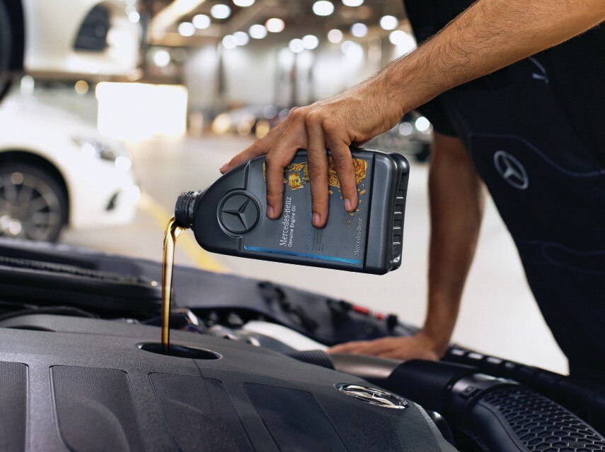 Cận cảnh khoang động cơ với dầu động cơ chính hãng Mercedes‑Benz đang được rót vào.