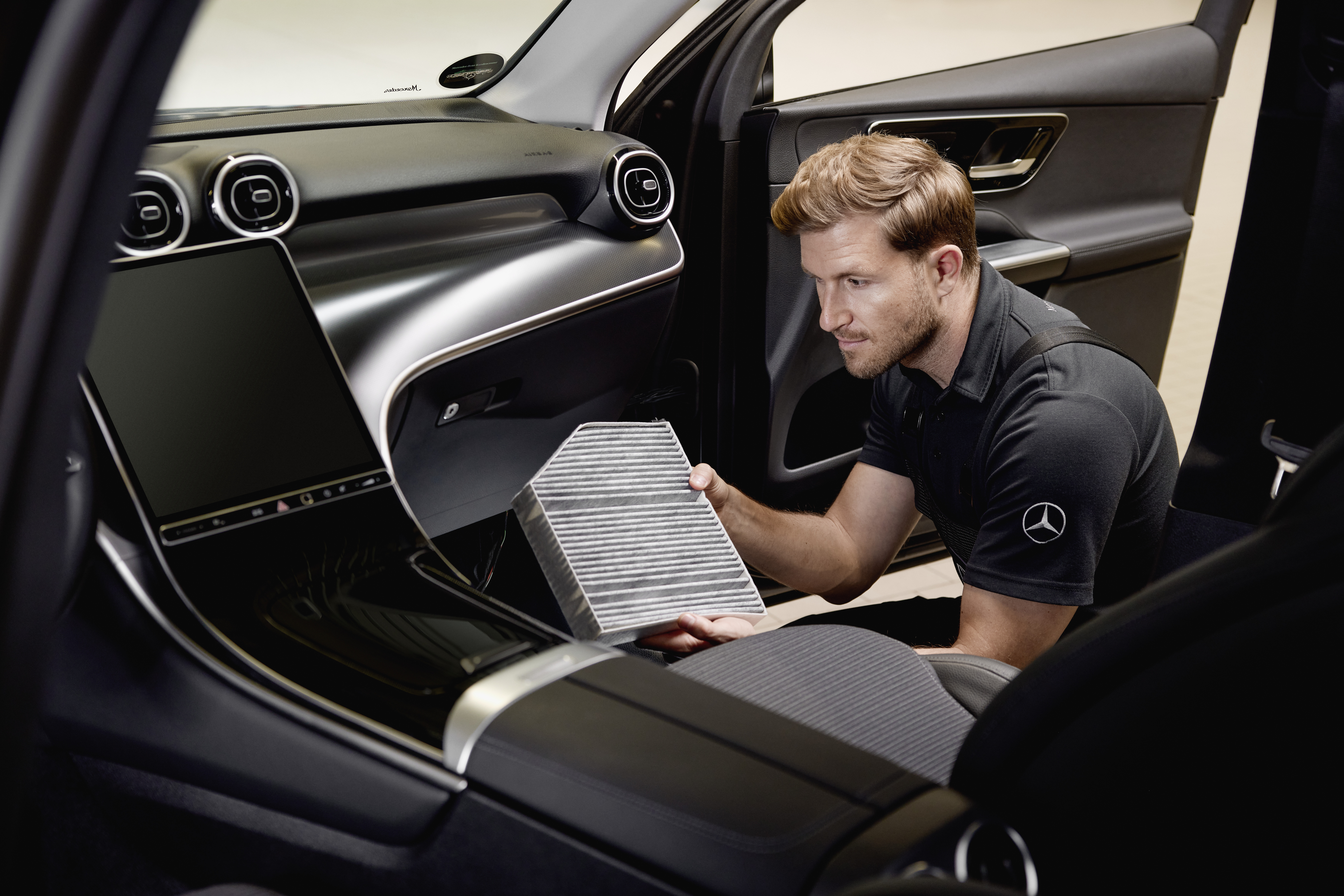 Bộ lọc không khí nội thất xe chính hãng Mercedes-Benz Thao tác dịch vụ nội thất minh họa việc thay thế bộ lọc không khí nội thất xe bằng phụ tùng chính hãng Mercedes-Benz.