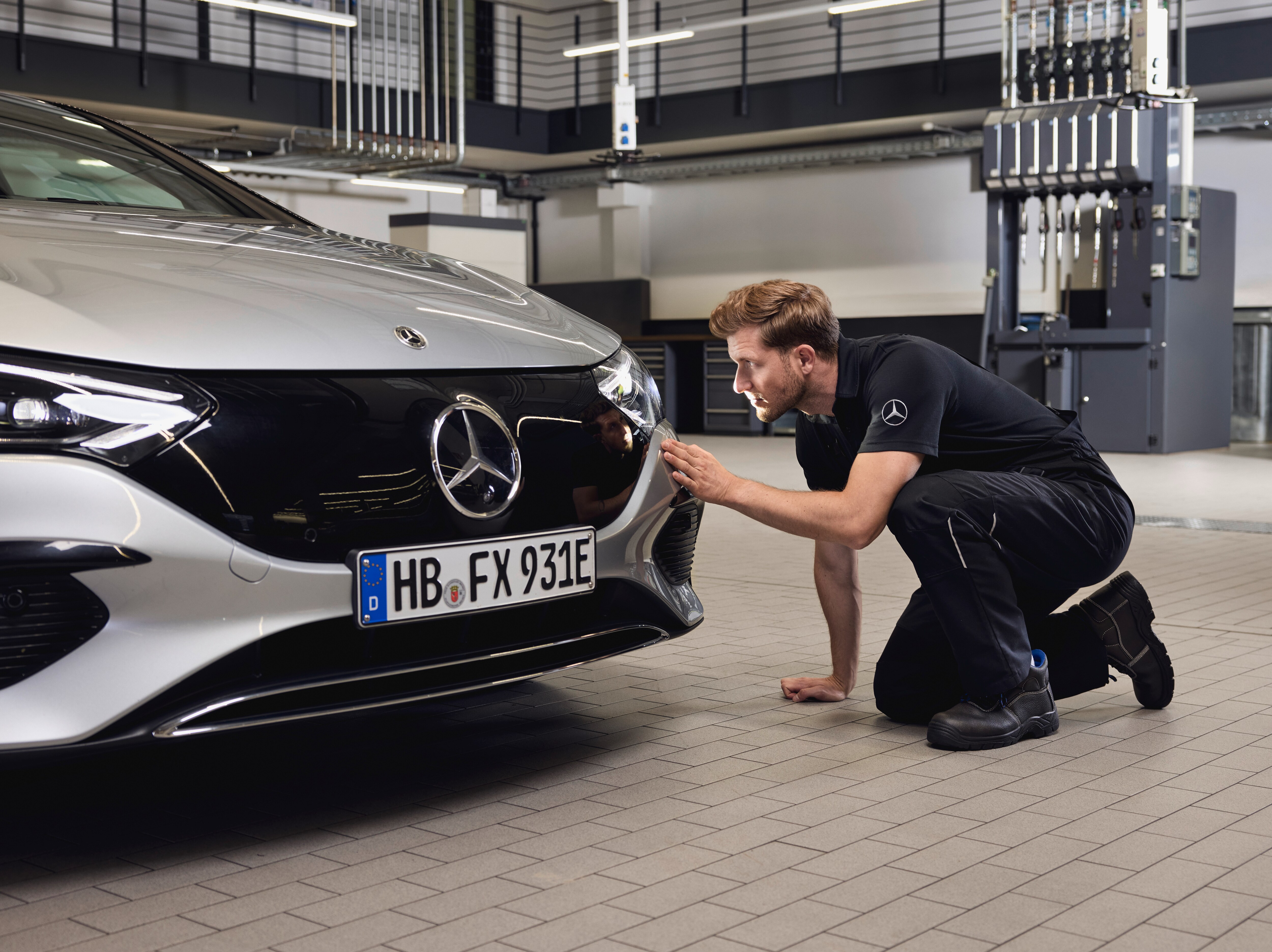 Cận cảnh phần đầu xe Mercedes-Benz khi kỹ thuật viên đang kiểm tra chi tiết trong quá trình thay thế phụ tùng chính hãng.