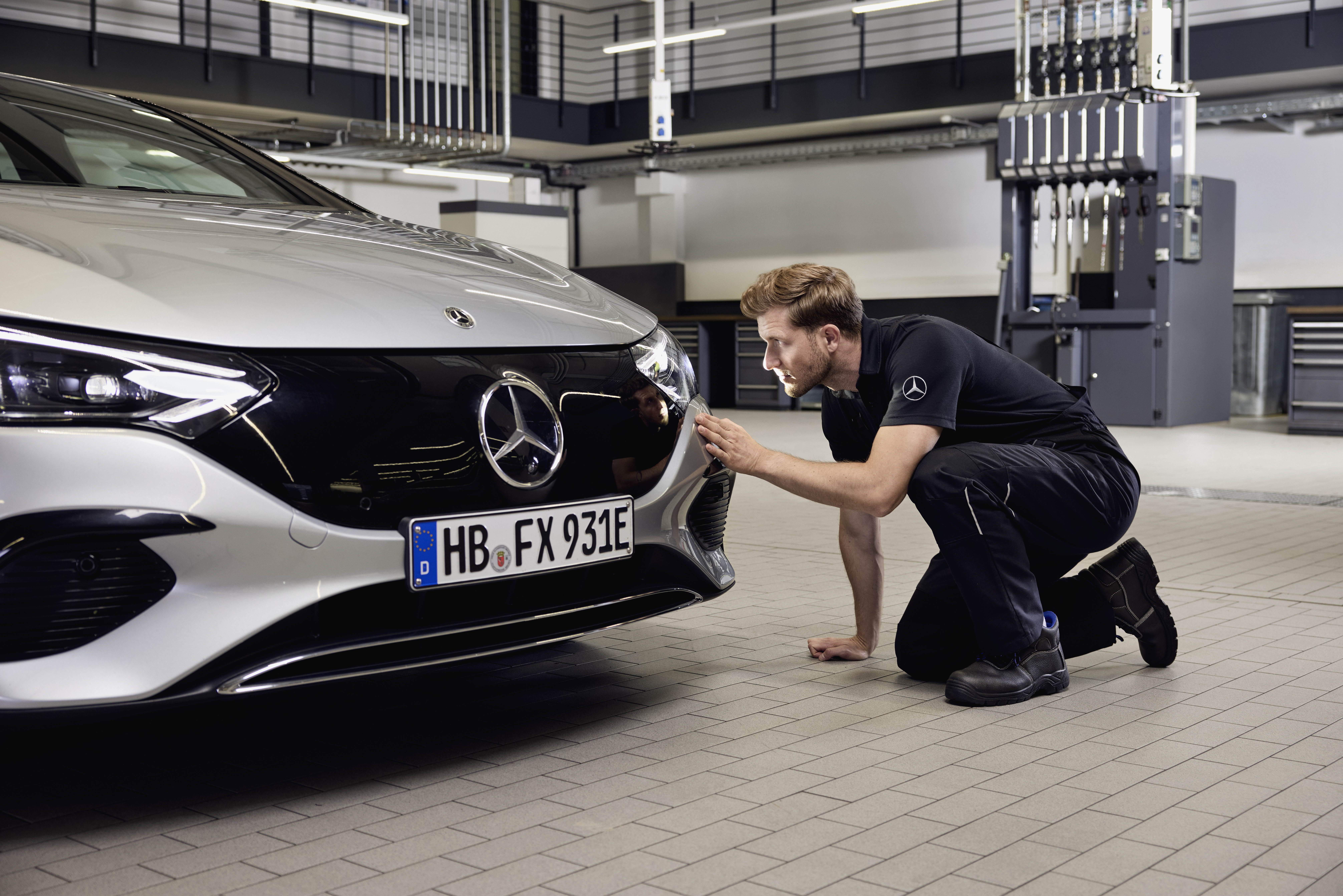Thay thế đèn pha chính hãng Mercedes-Benz Cận cảnh phần đầu xe Mercedes-Benz khi kỹ thuật viên đang kiểm tra chi tiết trong quá trình thay thế phụ tùng chính hãng.