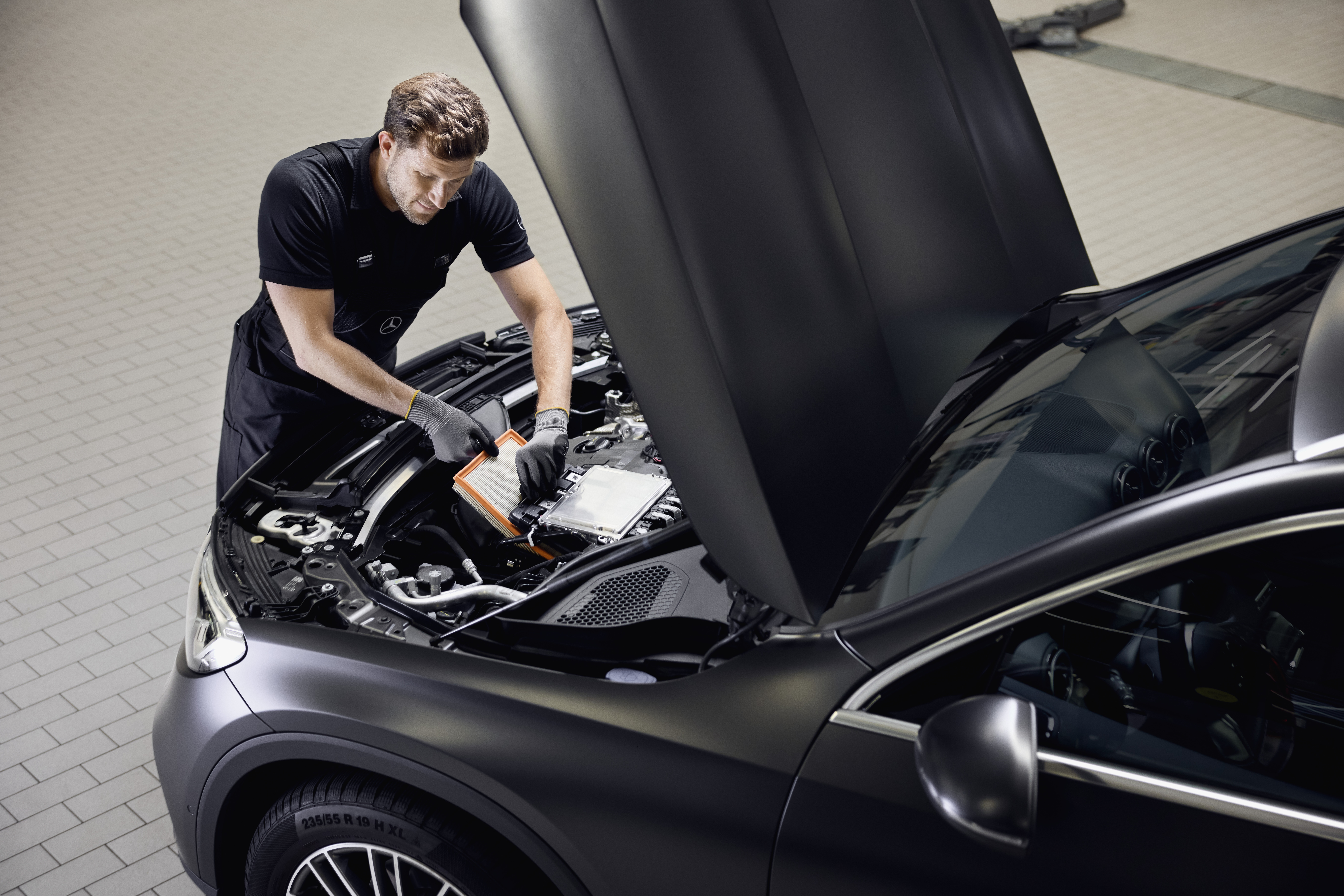 Bộ lọc không khí động cơ chính hãng Mercedes-Benz Dịch vụ bảo dưỡng động cơ minh họa việc thay thế bộ lọc không khí động cơ bằng phụ tùng chính hãng Mercedes-Benz tại xưởng dịch vụ được ủy quyền.