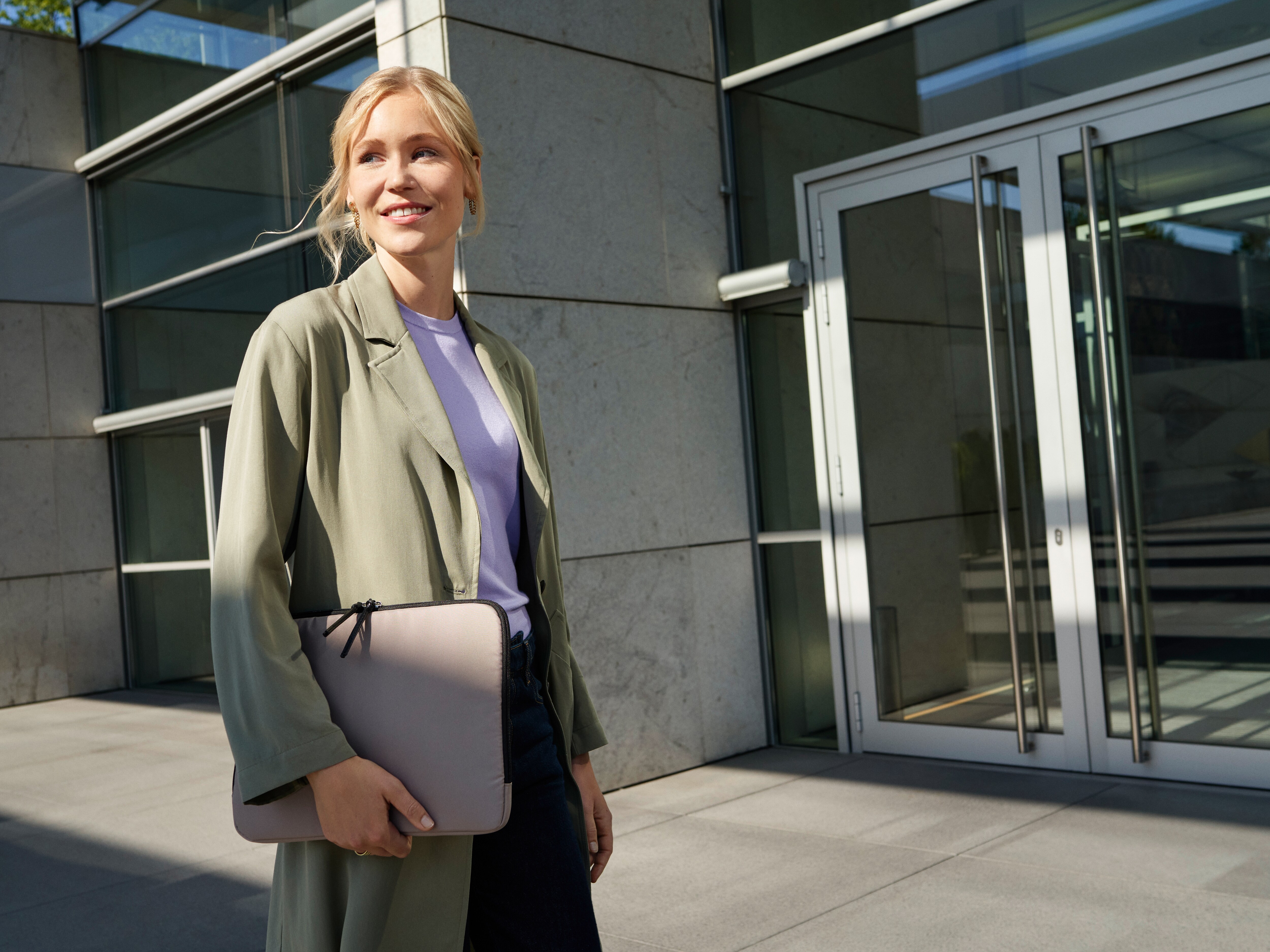 Hình ảnh 1 người phụ nữ cầm cặp táp